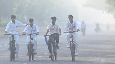 Children head to school amid smog in Noida. (Sunil Ghosh/HT photo) Children head to school amid smog in Noida. (Sunil Ghosh/HT photo)