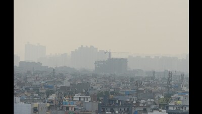 Citing US research, officials said vehicle emissions form 26% of Gurugram’s PM2.5; traffic snarls since GRAP rollout have worsened pollution levels. (Parveen Kumar/HT) Citing US research, officials said vehicle emissions form 26% of Gurugram’s PM2.5; traffic snarls since GRAP rollout have worsened pollution levels. (Parveen Kumar/HT)