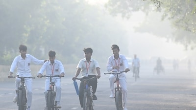 Students in Noida go to school amid a smoggy morning, AQI in Delhi-NCR has dropped to 'poor' ahead of Diwali. (Sunil Ghosh/HT) Students in Noida go to school amid a smoggy morning, AQI in Delhi-NCR has dropped to 'poor' ahead of Diwali. (Sunil Ghosh/HT)