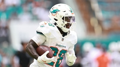De'Von Achane #28 of the Miami Dolphins runs against the Los Angeles Chargers (Getty Images via AFP) De'Von Achane #28 of the Miami Dolphins runs against the Los Angeles Chargers (Getty Images via AFP)