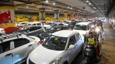 A huge traffic jam was seen inside the Pragati Maidan Tunnel in New Delhi on Thursday, ahead of the Diwali festival. (Sanchit Khanna/HT Photo) A huge traffic jam was seen inside the Pragati Maidan Tunnel in New Delhi on Thursday, ahead of the Diwali festival. (Sanchit Khanna/HT Photo)