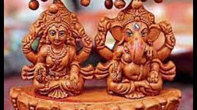From spinning wheels in Gorakhpur to crowded markets in Lucknow, terracotta is lighting up Diwali with tradition, durability, and eco-friendly charm. (Sourced) From spinning wheels in Gorakhpur to crowded markets in Lucknow, terracotta is lighting up Diwali with tradition, durability, and eco-friendly charm. (Sourced)