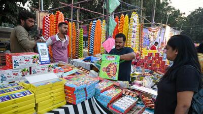 People seen buying crackers in Gurugram on Thursday. (Parveen Kumar/HT) People seen buying crackers in Gurugram on Thursday. (Parveen Kumar/HT)