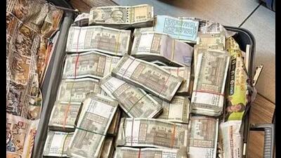 The cash recovered from the residence of DIG Harcharan Singh Bhullar during CBI raids on Thursday. (HT File) The cash recovered from the residence of DIG Harcharan Singh Bhullar during CBI raids on Thursday. (HT File)