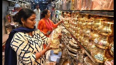 There’s a surge in demand for brass and copper utensils considering their health benefits over aluminium. (Mushtaq Ali/HT Photo) There’s a surge in demand for brass and copper utensils considering their health benefits over aluminium. (Mushtaq Ali/HT Photo)