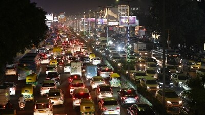 Heavy traffic congestion was witnessed on Ring Road near South Extension Market in New Delhi on Thursday, October 16, amid Diwali festivities (Sanchit Khanna/HT Photo) Heavy traffic congestion was witnessed on Ring Road near South Extension Market in New Delhi on Thursday, October 16, amid Diwali festivities (Sanchit Khanna/HT Photo)