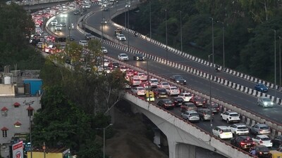 Huge traffic was seen on October 16 over the Barapullah Flyover ahead of Diwali Festival in New Delhi (Sanchit Khanna/HT Photo) Huge traffic was seen on October 16 over the Barapullah Flyover ahead of Diwali Festival in New Delhi (Sanchit Khanna/HT Photo)