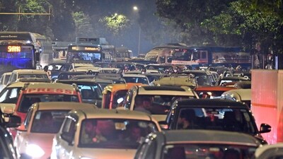 India Gate circle also witnessed heavy traffic jam ahead of the Diwali festival, in New Delhi (Sanjeev Verma/HT Photo) India Gate circle also witnessed heavy traffic jam ahead of the Diwali festival, in New Delhi (Sanjeev Verma/HT Photo)