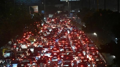 Long lines of traffic was seen at night at Ring Road, near Delhi's Sarai Kale Khan ahead of Diwali celebrations. ( Sanjeev Verma/Hindustan Times) Long lines of traffic was seen at night at Ring Road, near Delhi's Sarai Kale Khan ahead of Diwali celebrations. ( Sanjeev Verma/Hindustan Times)