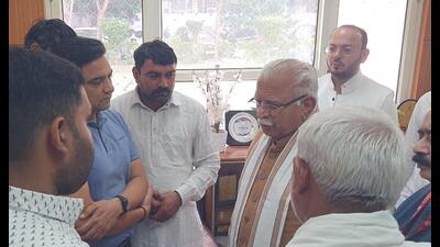 Union minister Manohar Lal Khattar meeting relatives of ASI Sandeep Lathar at the PGIMS, Rohtak where the cop’s post-mortem was conducted on Thursday . (HT Photo) Union minister Manohar Lal Khattar meeting relatives of ASI Sandeep Lathar at the PGIMS, Rohtak where the cop’s post-mortem was conducted on Thursday . (HT Photo)