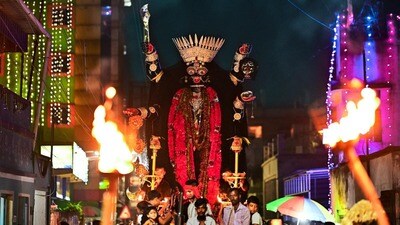 ভক্তদের সঙ্গে নাচ করছেন স্বয়ং মা! ভক্তদের সঙ্গে নাচ করছেন স্বয়ং মা!