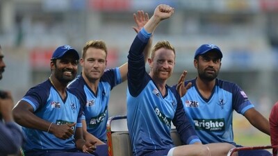 Paul Collingwood (with hands raised) shares a light moment with Tamim Iqbal, David Miller and Thisara Perera Paul Collingwood (with hands raised) shares a light moment with Tamim Iqbal, David Miller and Thisara Perera