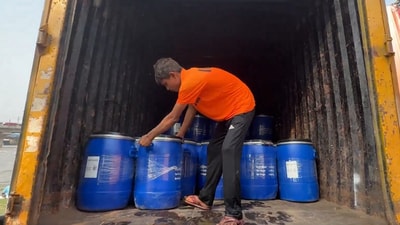 Defoaming agent being unloaded on the Yamuna riverbank. (X/@Sanjeev_aap) Defoaming agent being unloaded on the Yamuna riverbank. (X/@Sanjeev_aap)