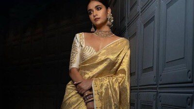 <p>గోల్డెన్ కలర్ చీర పండుగ వైబ్ ను ఇస్తోంది. కీర్తి మాదిరిగా మీరు కూడా ఈ రకమైన చీరను పొడవాటి స్లీవ్స్, డీప్ నెక్ బ్లౌజ్ తో స్టైల్ చేయవచ్చు.</p> (Instagram) <p>గోల్డెన్ కలర్ చీర పండుగ వైబ్ ను ఇస్తోంది. కీర్తి మాదిరిగా మీరు కూడా ఈ రకమైన చీరను పొడవాటి స్లీవ్స్, డీప్ నెక్ బ్లౌజ్ తో స్టైల్ చేయవచ్చు.</p> (Instagram)
