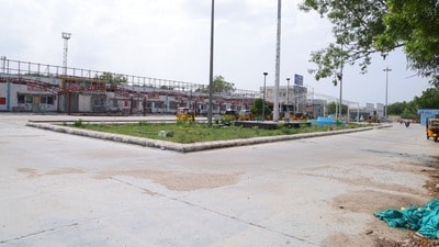 <p>రైల్వే స్టేషన్ ముందు భాగంలో వెహికల్స్ పార్క్ చేసుకునేందుకు ప్రత్యేక పార్కింగ్ స్థలం సిద్ధం చేశారు.</p> <p>రైల్వే స్టేషన్ ముందు భాగంలో వెహికల్స్ పార్క్ చేసుకునేందుకు ప్రత్యేక పార్కింగ్ స్థలం సిద్ధం చేశారు.</p>