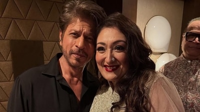 Shah Rukh Khan strikes a pose with Sunita Ahuja at a Diwali bash. Shah Rukh Khan strikes a pose with Sunita Ahuja at a Diwali bash.