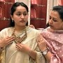 <p>హైదరాబాద్​లో 10 గ్రాముల పసిడి (22క్యారెట్లు) ధర రూ. 1,18,689 ఉంది. 24క్యారెట్ల బంగారం ధర రూ. 1,29,479గా కొనసాగుతోంది. కేజీ వెండి ధర రూ. 2,06,000గా ఉంది.</p>