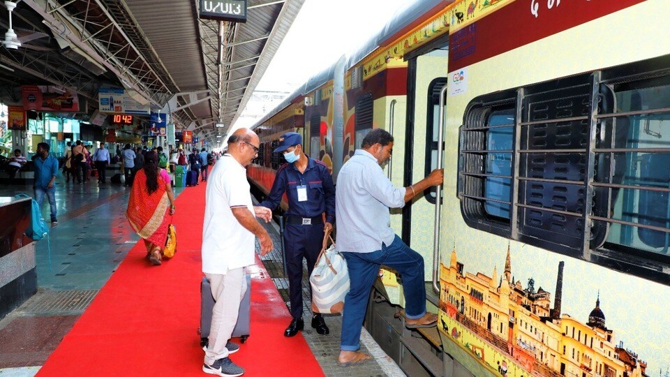 <p>రేణిగుంట నుంచి షురూ అయ్యే ఈ ప్రయాణం…. గూడూరు, నెల్లూరు, ఒంగోలు, చీరాల, తెనాలి జంక్షన్, విజయవాడ, ఖమ్మం, కాజీపేట్, సికింద్రాబాద్ జంక్షన్, నిజామాబాద్ జంక్షన్, హజూర్ సాహెబ్ నాందేడ్, పూర్ణా జంక్షన్ మీదుగా సాగుతుంది. ఆయా స్టేషన్లలో కూడా ట్రైన్ ఎక్కొచ్చు. </p>