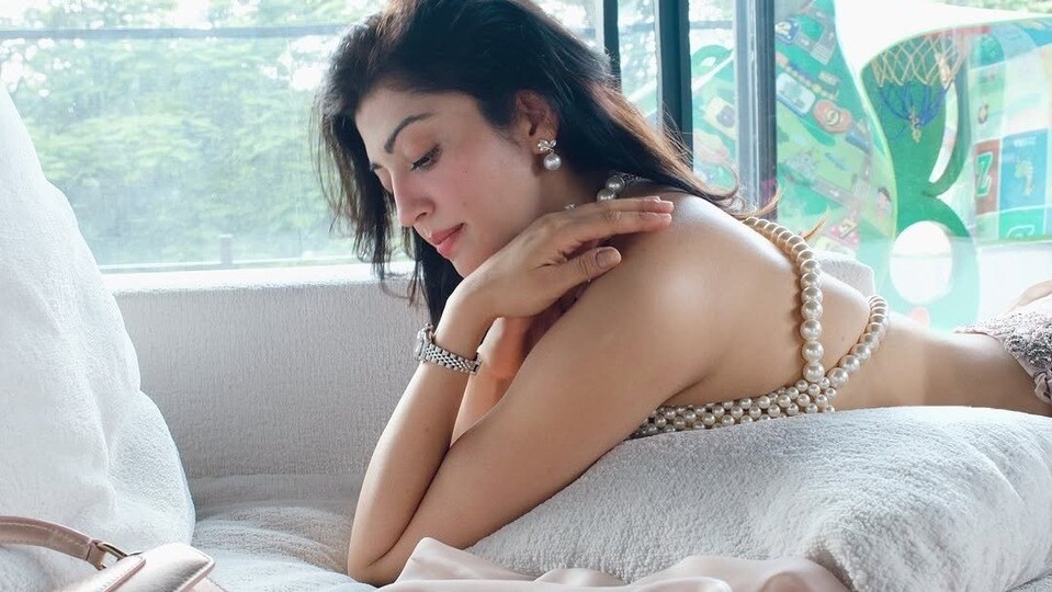 <p>మంచంపై పడుకొని ఇలా హాట్ పోజులిచ్చింది ప్రణీత సుభాష్. ఈ ఫొటోలు వైరల్ గా మారాయి. </p>(instagram-Pranita Subhash)
