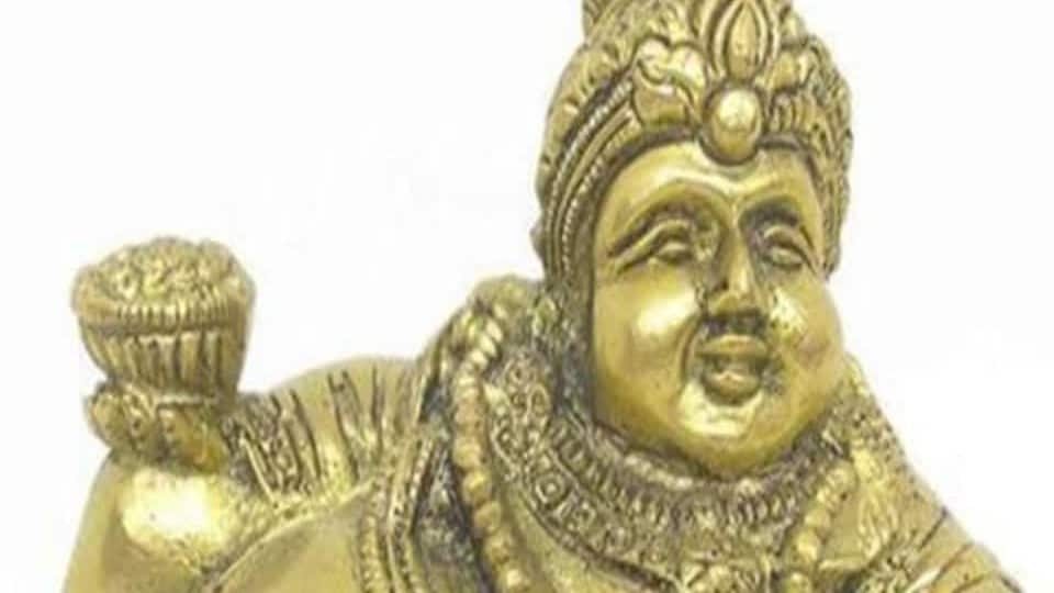<p>కుబేర యంత్రం లేదా చిన్న వెండి నాణెం: మీరు బంగారం తీసుకోకూడదనుకుంటే, కుబేర యంత్రం లేదా చిన్న వెండి నాణెం (దానిపై లక్ష్మీ బొమ్మ) చాలా శుభప్రదమైనదిగా పరిగణించబడుతుంది. పూజ తర్వాత మీ లాకర్, పర్సులో ఉంచండి. ఇది సంపద మరియు శ్రేయస్సుకు చిహ్నం.</p>