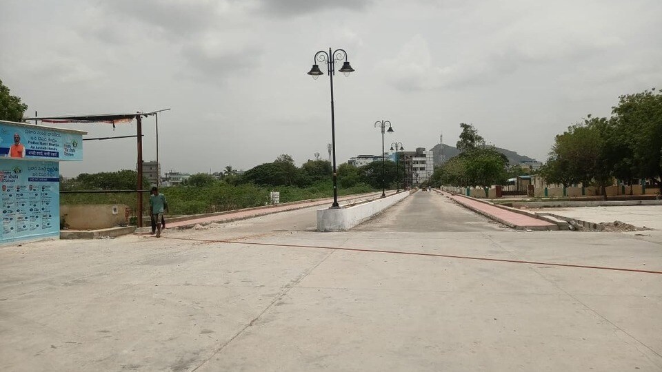 <p>ఆధునీకరణ పనులతో నల్గొండ రైల్వే స్టేషన్‌ కొత్త రూపు సంతరించుకోనుంది. రూ.17 కోట్ల వ్యయంతో ఈ పనులు చేపట్టినట్లు కేంద్రమంత్రి కిషన్ రెడ్డి తెలిపారు. ఇప్పటివరకు 80 శాతం పనులు పూర్తయినట్లు పేర్కొన్నారు. ఇందుకు సంబంధించిన కొన్ని ఫొటోలను ఆయన తాజాగా ట్విట్టర్ లో పోస్ట్ చేశారు.</p>