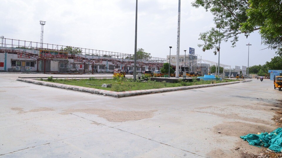 <p>రైల్వే స్టేషన్‌ ముందు భాగంలో వెహికల్స్ పార్క్ చేసుకునేందుకు ప్రత్యేక పార్కింగ్‌ స్థలం సిద్ధం చేశారు.</p>