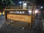 Traffic police have placed barricades near GIP Mall restricting the movement of autos and e-rickshaws (Sunil Ghosh/ Hindustan Times)