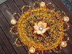 <p>ధంతేరస్, దీపాల పండుగ, కాబట్టి దీపాలతో రంగోలిని చాలా శుభప్రదమైనదిగా భావిస్తారు. దీపం యొక్క ఆకారాన్ని రంగులతో తయారు చేయండి. ప్రమిదలను ఉంచడం ద్వారా మీరు దానిని మరింత ఆకర్షణీయంగా చేయవచ్చు. ఈ డిజైన్ ఇంట్లో సానుకూలత మరియు కాంతి యొక్క సందేశాన్ని తెలియజేస్తుంది.</p>