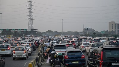 Traffic congestion at Delhi-Gurugram expressway ahead of Diwali Festival near Sirhaul toll plaza, in Gurugram. (Parveen Kumar/Hindustan Times) Traffic congestion at Delhi-Gurugram expressway ahead of Diwali Festival near Sirhaul toll plaza, in Gurugram. (Parveen Kumar/Hindustan Times)
