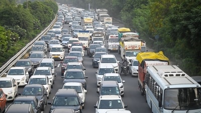 There was heavy traffic jam for more than an hour for 5 to 7 kilometres on the Noida Greater Expressway route towards Delhi Akshardham and Ashram, in Noida. (Sunil Ghosh / Hindustan Times) There was heavy traffic jam for more than an hour for 5 to 7 kilometres on the Noida Greater Expressway route towards Delhi Akshardham and Ashram, in Noida. (Sunil Ghosh / Hindustan Times)