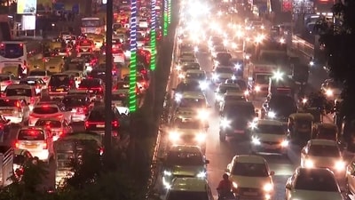 Heavy traffic congestion at South Extension ahead of Diwali festival, in New Delhi. (ANI ) Heavy traffic congestion at South Extension ahead of Diwali festival, in New Delhi. (ANI )