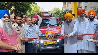 Cabinet minister Tarunpreet Singh Sond handing over fire engines to the Khanna Municipal Council on Friday. (HT Photo)