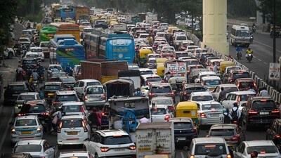 Heavy traffic congestion was witnessed at Sarai Kale Khan in New Delhi, India, on Friday, October 17, 2025, ahead of the Diwali festival. (Sanchit Khanna/ Hindustan Times) Heavy traffic congestion was witnessed at Sarai Kale Khan in New Delhi, India, on Friday, October 17, 2025, ahead of the Diwali festival. (Sanchit Khanna/ Hindustan Times)