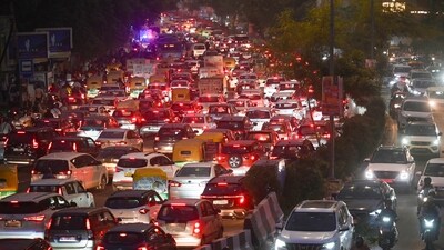 Vehicles were seen moving slowly amid a heavy traffic jam near NSIC Complex, Okhla in New Delhi (Sanchit Khanna/ Hindustan Times) Vehicles were seen moving slowly amid a heavy traffic jam near NSIC Complex, Okhla in New Delhi (Sanchit Khanna/ Hindustan Times)