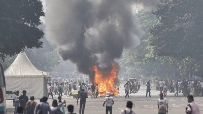 ‘জুলাই যোদ্ধাদের’ উপরই লাঠিচার্জ পুলিশের (সৌজন্যে টুইটার) ‘জুলাই যোদ্ধাদের’ উপরই লাঠিচার্জ পুলিশের (সৌজন্যে টুইটার)