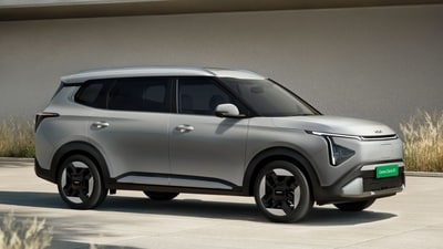 The Kia Carens Clavis EV gets two motor and battery options. The Kia Carens Clavis EV gets two motor and battery options.