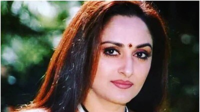 <p>ఆమె మరెవరో కాదు మన జయప్రదే. ఈ నటి రాజమండ్రికి చెందినది. చిన్ననాటి పేరు లలితా రాణిరావు, సినిమాల్లోకి వచ్చిన తర్వాత జయప్రదగా మారింది. 70, 80లలో అత్యధిక రెమ్యునరేషన్ అందుకున్న నటిగా ఆమె గుర్తింపు పొందింది.</p> (instagram)