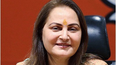 <p>జయ గొప్ప నటిగానే కాకుండా రాజకీయాల్లో కూడా అద్భుతాలు చేసింది. ఎంపీగా కూడా పని చేసింది. ఆ తర్వాత సినీ నిర్మాత శ్రీకాంత్ నహతాతో ప్రేమలో పడింది.</p> (instagram)