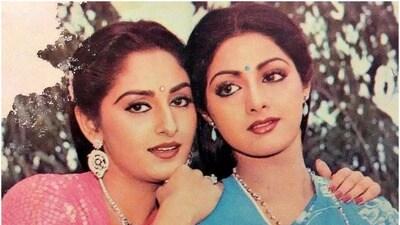 <p>అంతేకాదు శ్రీదేవితో జయకు ఉన్న శత్రుత్వం కూడా చాలా చర్చనీయాంశమైంది. రిపోర్టుల ప్రకారం, ఇద్దరూ సుమారుగా 25 ఏళ్లు ఒకరితో ఒకరు మాట్లాడుకోలేదు. ఇద్దరూ కలిసి పనిచేసిన సినిమాలో కూడా ఇద్దరూ షూటింగ్ తర్వాత ఎవరి దారిన వాళ్లు వెళ్లిపోయేవారు.</p> (instagram)