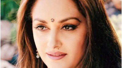 <p>జయప్రద తన కెరీర్లో, వ్యక్తిగత జీవితంలో ఎన్నో ఒడిదొడుకులు ఎదుర్కొంది. ఆమె ఇంటిపై ఇన్‌కమ్ ట్యాక్స్ దాడులు కూడా జరిగాయి. </p> (instagram)