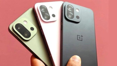 OnePlus 13s-এর বিশেষত্ব: OnePlus 13s-এ সেই একই হাই-এন্ড ডিজাইন এবং ডিসপ্লে প্রযুক্তি দেওয়া হয়েছে যা 13-এ রয়েছে, তবে এটিকে কিছুটা সাশ্রয়ী করা হয়েছে। এতে Snapdragon 8 Gen 3 চিপসেট রয়েছে যা গেমিং এবং মাল্টিটাস্কিংয়ের জন্য অত্যন্ত মসৃণ পারফরম্যান্স দেয়। ফোনটিতে একটি 6.74-ইঞ্চির AMOLED ডিসপ্লে, 120Hz রিফ্রেশ রেট এবং HDR10+ সাপোর্ট রয়েছে। ক্যামেরা সেটআপে 50MP Sony IMX890 প্রাইমারি লেন্স, 32MP টেলিফটো এবং 48MP আল্ট্রা-ওয়াইড ক্যামেরা রয়েছে। এই মডেলটি 5500mAh ব্যাটারি এবং 100W চার্জিং সহ আসে। OnePlus 13s-এ AI-সক্ষম ফটো এনহ্যান্সমেন্ট, স্মার্ট ব্যাটারি ম্যানেজমেন্ট এবং Voice-to-Type-এর মতো নতুন ফিচার অন্তর্ভুক্ত রয়েছে। OnePlus 13s-এর বিশেষত্ব: OnePlus 13s-এ সেই একই হাই-এন্ড ডিজাইন এবং ডিসপ্লে প্রযুক্তি দেওয়া হয়েছে যা 13-এ রয়েছে, তবে এটিকে কিছুটা সাশ্রয়ী করা হয়েছে। এতে Snapdragon 8 Gen 3 চিপসেট রয়েছে যা গেমিং এবং মাল্টিটাস্কিংয়ের জন্য অত্যন্ত মসৃণ পারফরম্যান্স দেয়। ফোনটিতে একটি 6.74-ইঞ্চির AMOLED ডিসপ্লে, 120Hz রিফ্রেশ রেট এবং HDR10+ সাপোর্ট রয়েছে। ক্যামেরা সেটআপে 50MP Sony IMX890 প্রাইমারি লেন্স, 32MP টেলিফটো এবং 48MP আল্ট্রা-ওয়াইড ক্যামেরা রয়েছে। এই মডেলটি 5500mAh ব্যাটারি এবং 100W চার্জিং সহ আসে। OnePlus 13s-এ AI-সক্ষম ফটো এনহ্যান্সমেন্ট, স্মার্ট ব্যাটারি ম্যানেজমেন্ট এবং Voice-to-Type-এর মতো নতুন ফিচার অন্তর্ভুক্ত রয়েছে।