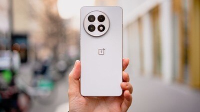 OnePlus 13-এর বিশেষ ফিচার: OnePlus 13 হল কোম্পানির ফ্ল্যাগশিপ স্মার্টফোন, যা Snapdragon 8 Gen 4 প্রসেসর দ্বারা চালিত। এতে একটি 6.82-ইঞ্চির LTPO OLED ডিসপ্লে রয়েছে, যা QHD+ রেজোলিউশন এবং 120Hz রিফ্রেশ রেট সাপোর্ট করে। ফোনটিতে একটি 5500mAh-এর বড় ব্যাটারি রয়েছে যা 100W SuperVOOC চার্জিং সাপোর্ট করে। ক্যামেরা সেটআপে 50MP প্রধান সেন্সর, 48MP আল্ট্রা-ওয়াইড এবং 64MP টেলিফটো লেন্স অন্তর্ভুক্ত রয়েছে। ফোনটির ডিজাইন প্রিমিয়াম গ্লাস ফিনিশ এবং কার্ভড এজ-সহ আসে। OnePlus 13-এর বিশেষ ফিচার: OnePlus 13 হল কোম্পানির ফ্ল্যাগশিপ স্মার্টফোন, যা Snapdragon 8 Gen 4 প্রসেসর দ্বারা চালিত। এতে একটি 6.82-ইঞ্চির LTPO OLED ডিসপ্লে রয়েছে, যা QHD+ রেজোলিউশন এবং 120Hz রিফ্রেশ রেট সাপোর্ট করে। ফোনটিতে একটি 5500mAh-এর বড় ব্যাটারি রয়েছে যা 100W SuperVOOC চার্জিং সাপোর্ট করে। ক্যামেরা সেটআপে 50MP প্রধান সেন্সর, 48MP আল্ট্রা-ওয়াইড এবং 64MP টেলিফটো লেন্স অন্তর্ভুক্ত রয়েছে। ফোনটির ডিজাইন প্রিমিয়াম গ্লাস ফিনিশ এবং কার্ভড এজ-সহ আসে।