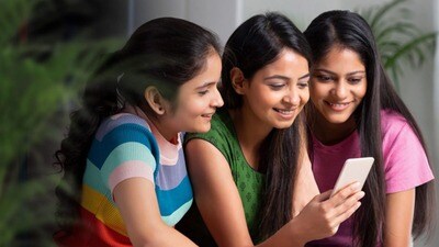 <p>బీఎస్ఎన్ఎల్ దీపావళి బొనాంజా ఆఫర్ అక్టోబర్ 15 నుంచి నవంబర్ 15, 2025 వరకు కొనసాగుతుంది, కొత్త బిఎస్ఎన్ఎల్ కస్టమర్లకు మాత్రమే ఇది చెల్లుబాటు అవుతుంది. ఈ ఆఫర్ ఉద్దేశం.. ఎక్కువ మంది ప్రజలు బీఎస్ఎన్ఎల్ 4జీ సేవలను ప్రయత్నించడం, తద్వారా దాని నెట్వర్క్, యూజర్ బేస్ని పెంచుకోవడం.</p> <p>బీఎస్ఎన్ఎల్ దీపావళి బొనాంజా ఆఫర్ అక్టోబర్ 15 నుంచి నవంబర్ 15, 2025 వరకు కొనసాగుతుంది, కొత్త బిఎస్ఎన్ఎల్ కస్టమర్లకు మాత్రమే ఇది చెల్లుబాటు అవుతుంది. ఈ ఆఫర్ ఉద్దేశం.. ఎక్కువ మంది ప్రజలు బీఎస్ఎన్ఎల్ 4జీ సేవలను ప్రయత్నించడం, తద్వారా దాని నెట్వర్క్, యూజర్ బేస్ని పెంచుకోవడం.</p>