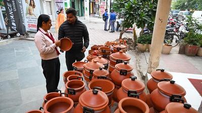 Shoppers opt for earthenware at the Sector 15 Part 2 market. (Parveen Kumar/HT Photo) Shoppers opt for earthenware at the Sector 15 Part 2 market. (Parveen Kumar/HT Photo)