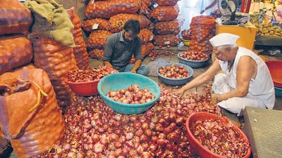 Thane, India - October -15, 2025: The onion, which usually brings tears to the eyes of citizens, is now Ñ in the current situation Ñ being sold in the market at lower prices directly from farmers. At the Thane onion market, onion traders can be seen sorting and selecting onions. ,in Thane ,in Mumbai, India, on, Wednesday, October -15, 2025. ( Praful Gangurde / HT Photo ) Thane, India - October -15, 2025: The onion, which usually brings tears to the eyes of citizens, is now Ñ in the current situation Ñ being sold in the market at lower prices directly from farmers. At the Thane onion market, onion traders can be seen sorting and selecting onions. ,in Thane ,in Mumbai, India, on, Wednesday, October -15, 2025. ( Praful Gangurde / HT Photo )