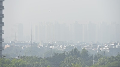 Low visibility was seen across Ghaziabad as thick smog covered the area ahead of Diwali celebrations. (Sakib Ali / Hindustan Times)