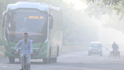 A view of a smoggy morning in Delhi amid the rising pollution levels in Delhi and adjoining areas.of NCR. (Sakib Ali / Hindustan Times)
