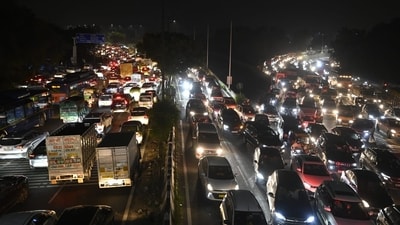 Heavy traffic jam was seen between DND and Sunlight Colony ring road ahead of Diwali festival, in New Delhi on Friday evening. (Sanjeev Verma/Hindustan Times) Heavy traffic jam was seen between DND and Sunlight Colony ring road ahead of Diwali festival, in New Delhi on Friday evening. (Sanjeev Verma/Hindustan Times)