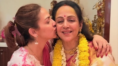 Esha Deol celebrated Hema Malini's 77th birthday with her.