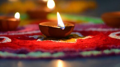 <p>రంగులు లేకపోతే, మీరు సహజ పదార్ధాలతో రంగోలిని కూడా తయారు చేసుకోవచ్చు. ఆకుపచ్చ ఆకులు, పసుపు బియ్యం, కుంకుమ మరియు పూల రేకులతో అందమైన డిజైన్లను సృష్టించండి. ఆకులు మరియు బియ్యం రంగోలి పర్యావరణ అనుకూలమైనది మరియు ఇంటికి సాంప్రదాయ దేశీ రూపాన్ని ఇస్తుంది.</p> 
